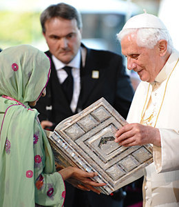 Antipapa Benedicto XVI recibe el Corán de los musulmanes