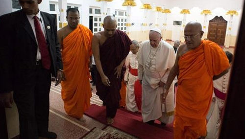 Anti-Papa Francisco visita templo budisa en Sri Lanka