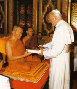 Antipapa Juan Pablo II en un templo budista