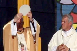 El entonces “arzobispo” de Buenos Aires, “cardenal” Jorge Mario Bergoglio, ahora Antipapa Francisco, celebró una “misa arquidiocesana” modernista para niños en el Estadio Multipropósito Mary Terán de Weiss