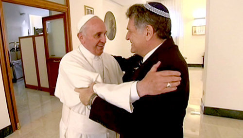 El Antipapa Francisco abraza a su amigo rabino Abraham Skorka en el Vaticano