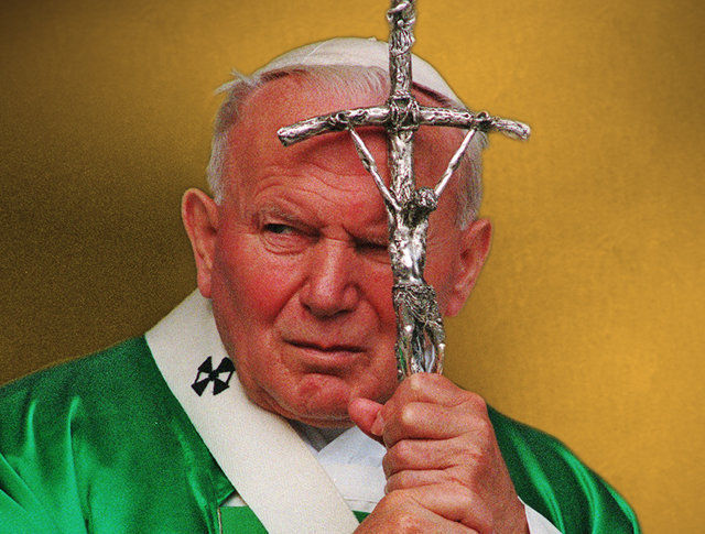 Juan Pablo II cruz torcida