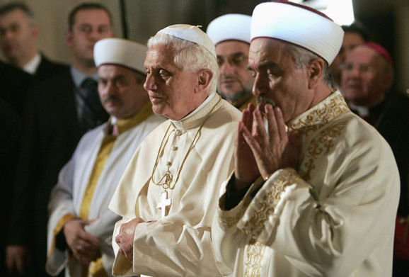 Anti Papa Benedicto XVI orando como los musulmanes en una mezquita.