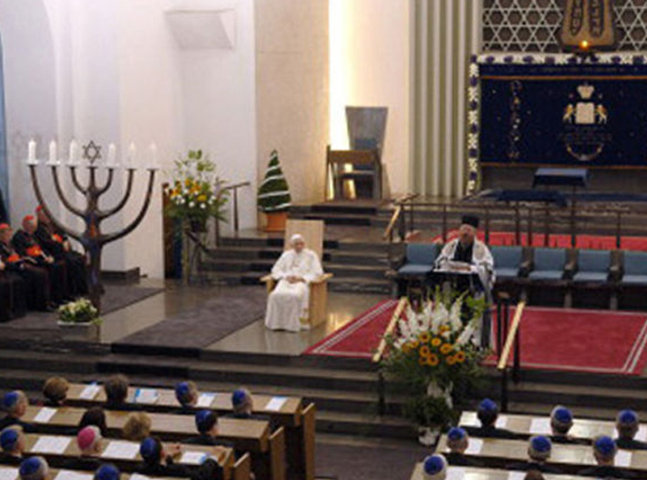 Anti Papa Benedicto XVI en un servicio judío en una sinagoga, esto ocurrió en Alemania en un Viernes Santo a la hora cuando fue crucificado Nuestro Señor Jesucristo.