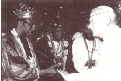 Juan Pablo II con un animista africano (brujo), trataremos más sobre esto más adelante