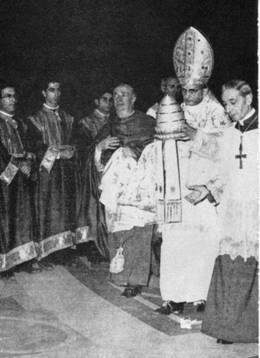 Pablo VI deshaciéndose de la tiara papal